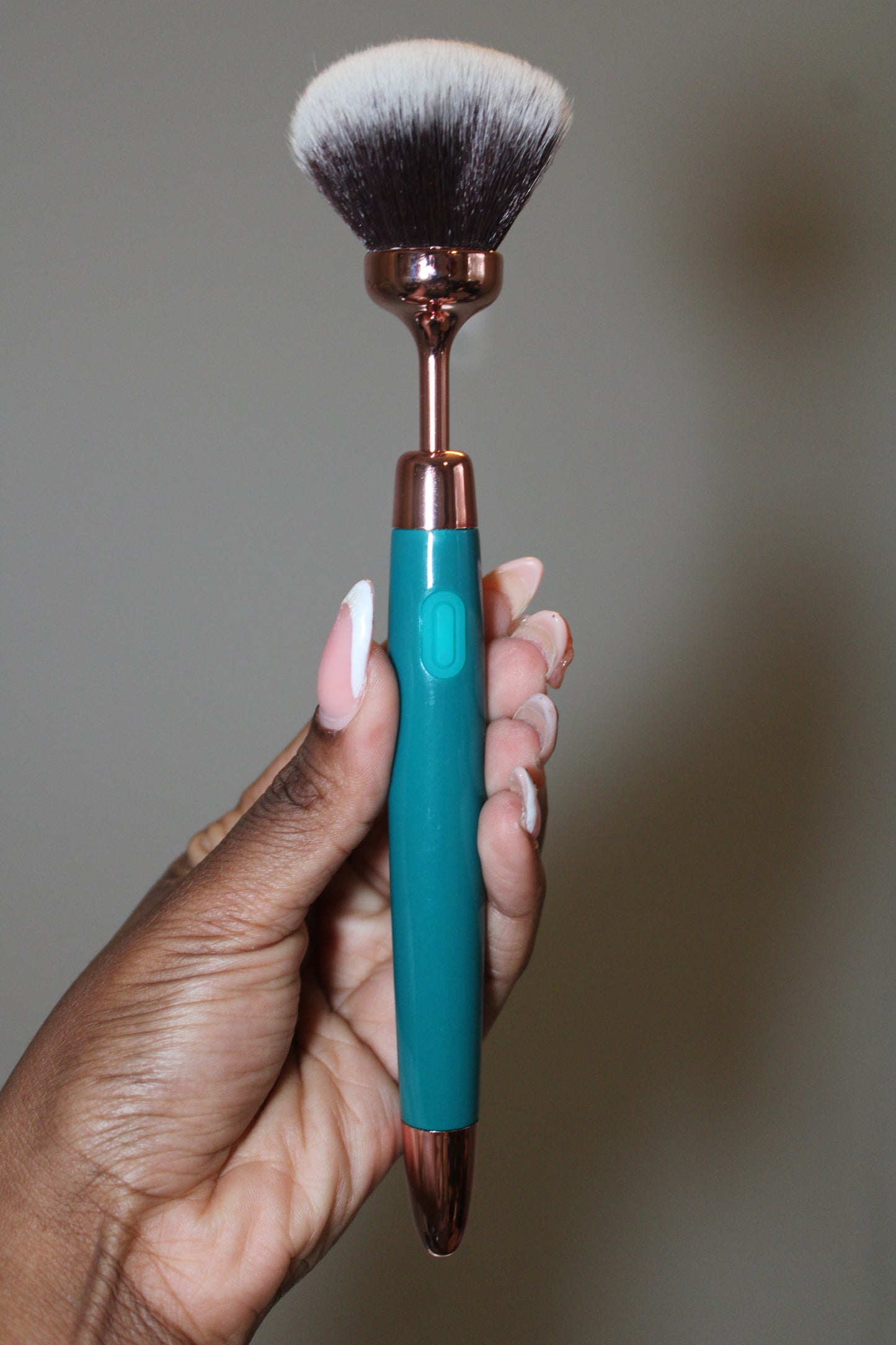 Make up brush vibrator